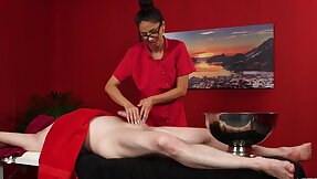 Discomfited masseuse sure wants to put their way lips overhead go wool-gathering fine piece